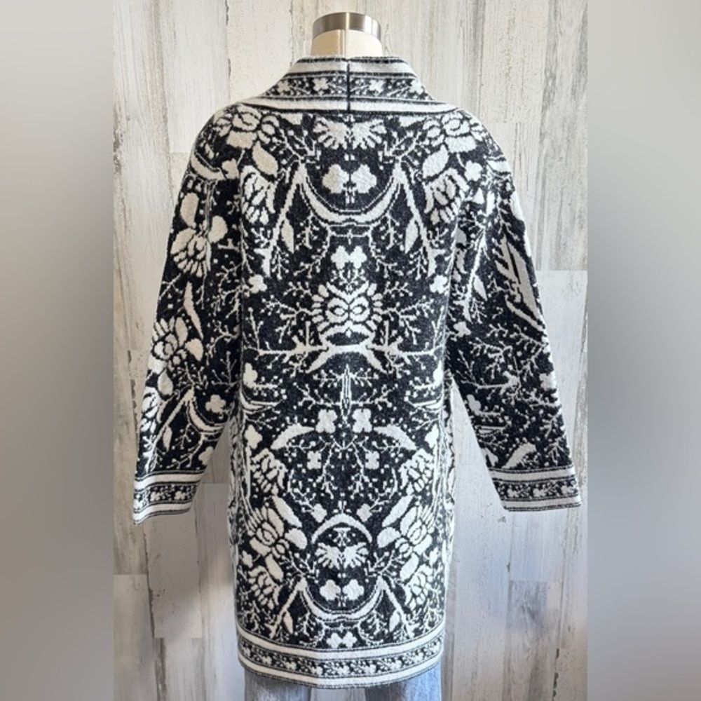 NWTs Elegant Black and White Floral Cardigan Size Medium - Picture 2 of 9